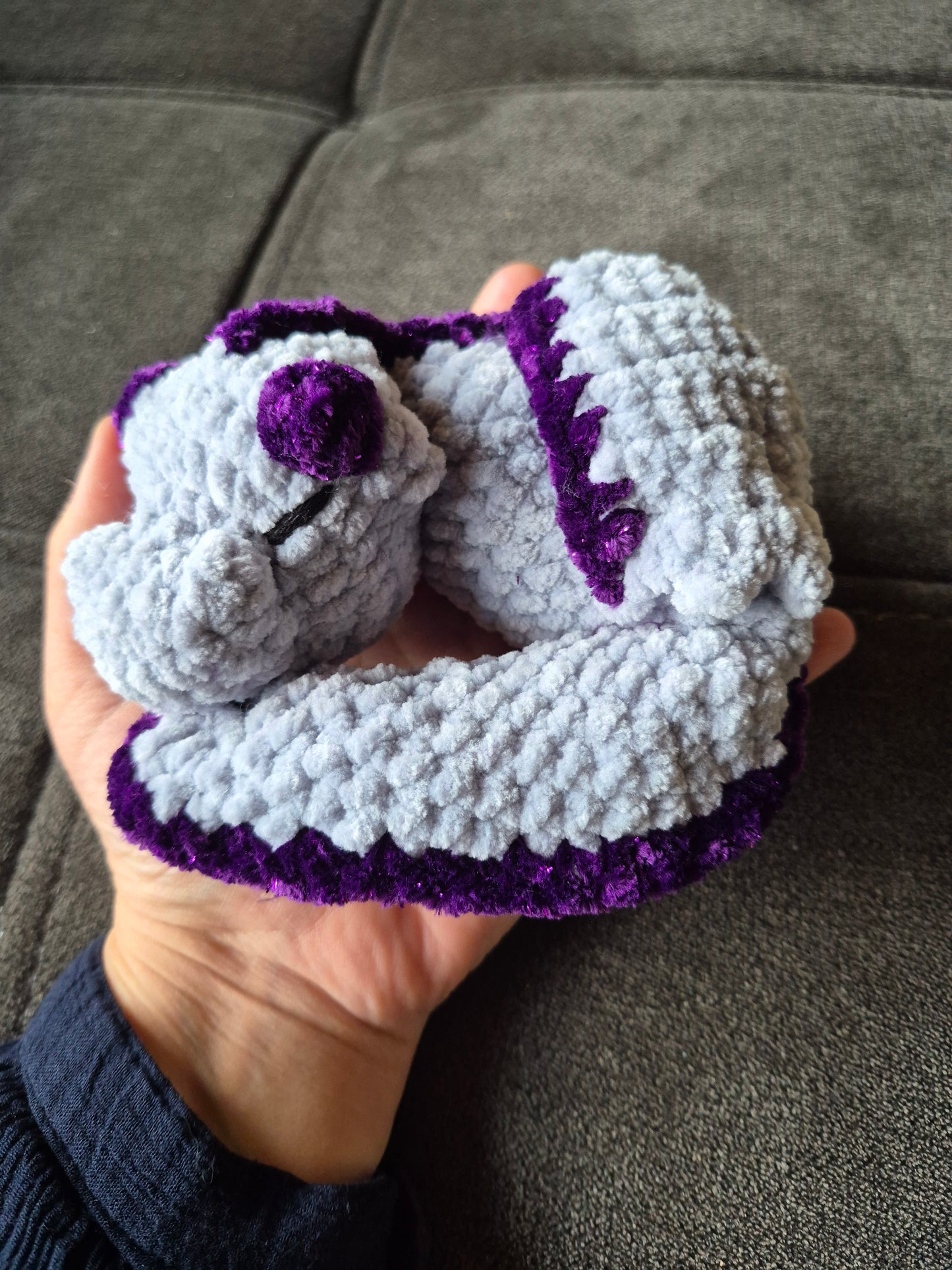 Schlafender Drache – handgehäkelt aus Chenillegarn