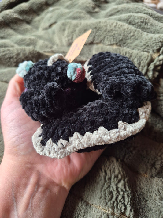 Schlafender Drache – handgehäkelt aus Chenillegarn