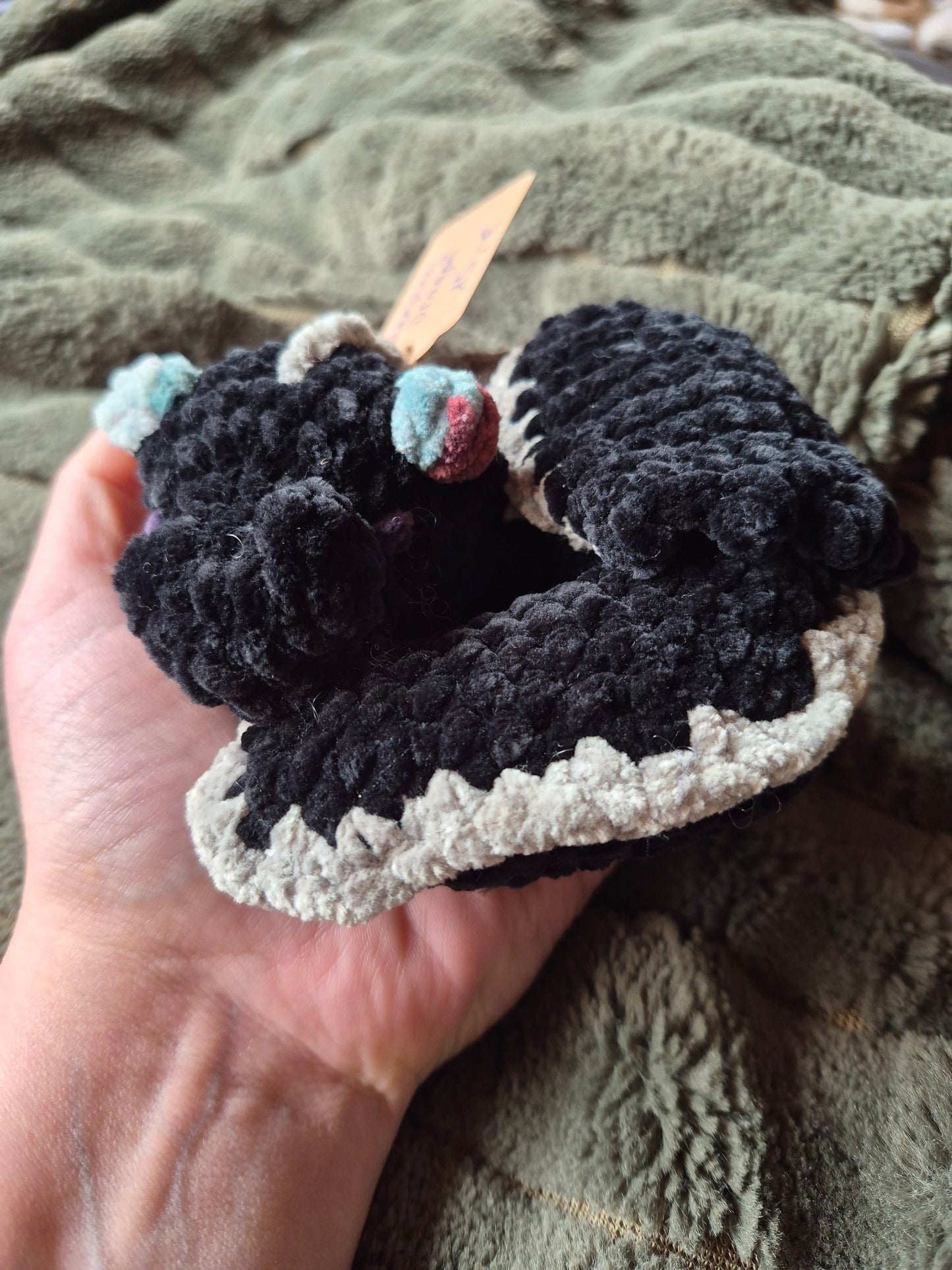 Schlafender Drache – handgehäkelt aus Chenillegarn