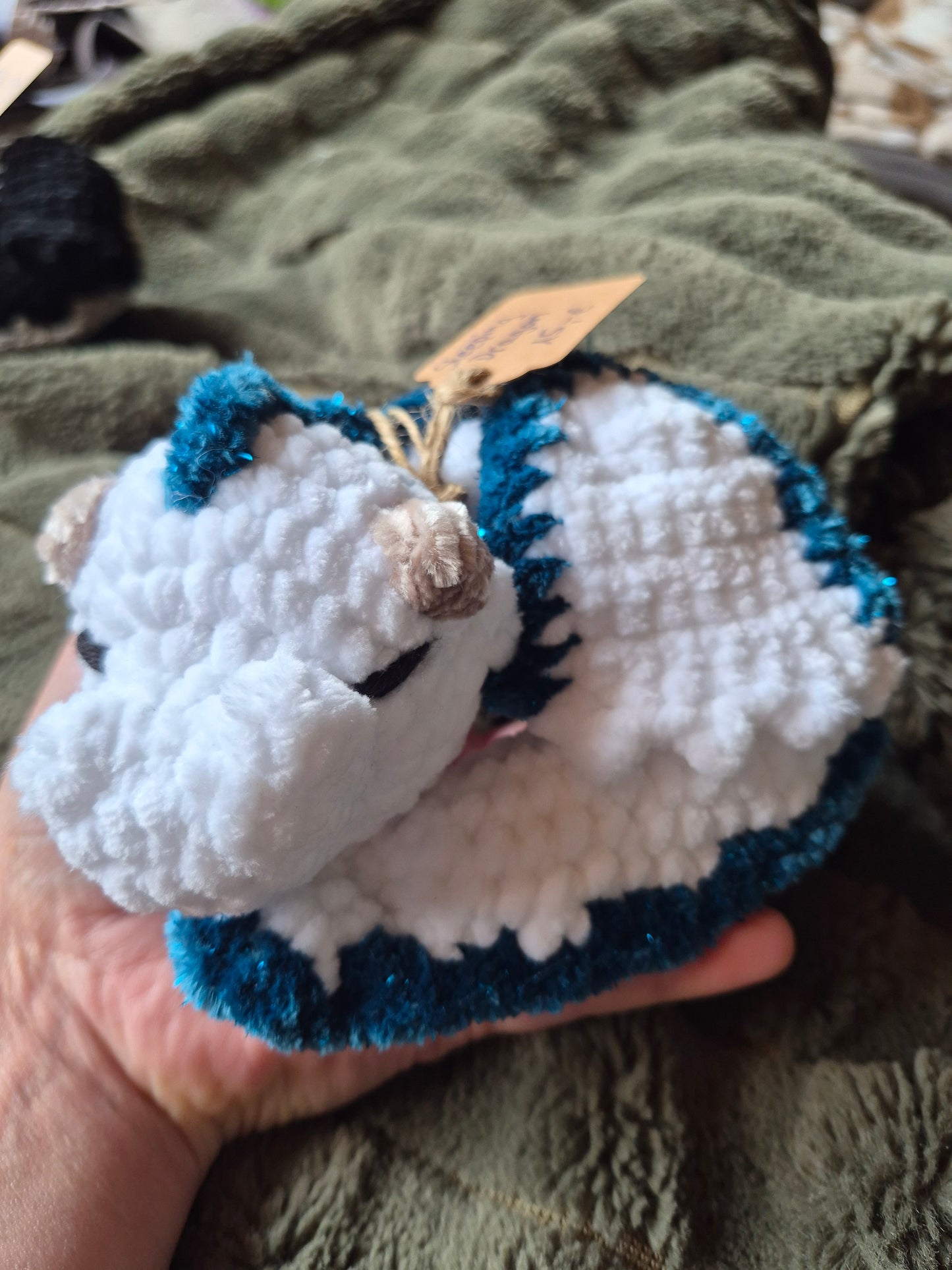 Schlafender Drache – handgehäkelt aus Chenillegarn